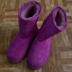 Girls size 1 Ugg boots.